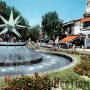 La place et la fontaine (envoyée en 1966)